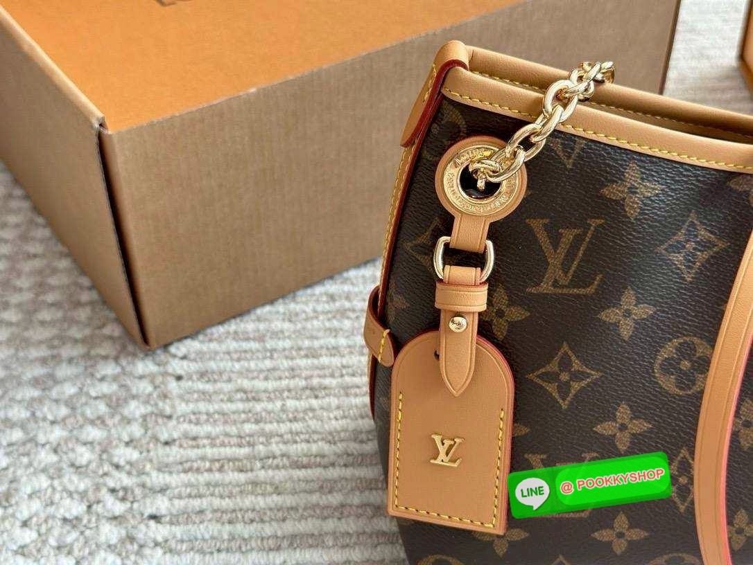 🕊️ พร้อมส่ง | LV CarryAll BB bag กระเป๋าสะพายแครี่ออล ไซส์ใหม่ ดีไซส์ใหม่สุดไอคอนิกปรับโฉมใหม่ประจำฤดูกาลในดีไซน์สุดชิค ตกแต่งสายโซ่สีทองงดงามด้วย Monogram Flower เสริมดีเทลอันเป็นเอกลักษณ์อย่างเนมแท็กหนังสีตัดกันเข้ากับสีเชือกรูดปิดกระเป๋าอย่างลง