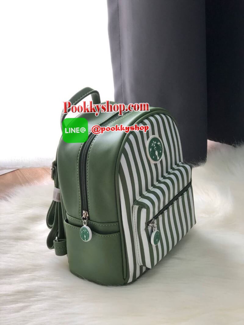 STARBUCKS BACKPACK กระเป๋าเป้สุดน่ารัก ขนาดกำลังพอเหมาะสำหรับใส่ของระหว่างวัน และช่องจัดเก็บอีกหลากหลายรูปแบบ ดีไซน์สวยนับเป็นอีกหนึ่งกระเป๋าเป้ที่พร้อมให้คุณได้สะพายออกไปข้างนอกได้ทุกวันอย่างมั่นใจ เพราะแมทช์เข้ากับทุกลุค รุ่นนี้แนะนำเลยค่า