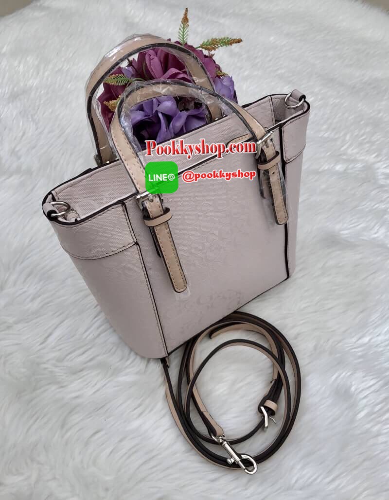 New in!!! GUESS MINI CROSSBODY BAG กลับมาอีกครั้ง งานขายดี รุ่นฮิตของสาวๆค่า กระเป๋าสะพายหรือหิ้วแบบเก๋ๆค่ะ ตัวกระเป๋าออกแบบลาย G ทั้งใบ พร้อมห้อยอะไหล่พวงแบรนด์มาให้ด้วยนะค่ะ เปิดปิดกระเป๋าแบบซิป ภายในโล่ง มีช่องซิปและช่องเล็กค่ะ มาพร้อมสายสะพายข้างถอดออ