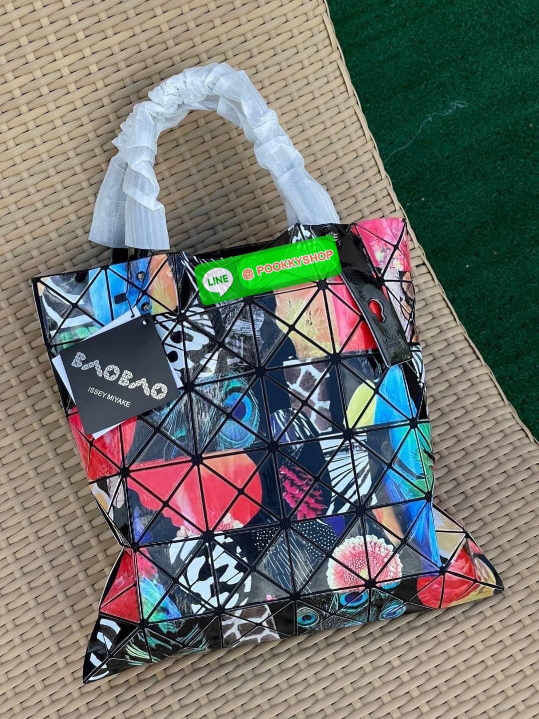 Baobao Issey Miyake Creature Geo Flat Tote Bag คอลเลคชั่นใหม่ล่าสุด ที่ผสมผสานแพทเทิร์นลวดลายใหม่อันน่าสนใจเอาไว้ เป็นซีรีส์ที่ถ่ายทอดถึงความงดงามของรูปทรงที่เคลื่อนไหวอย่างอิสระ ซึ่งถูกรังสรรค์ขึ้นตามห้วงอารมณ์อย่างไม่มีรูปแบบ ตำแหน่งการจัดวางแพทเทิร์นขอ