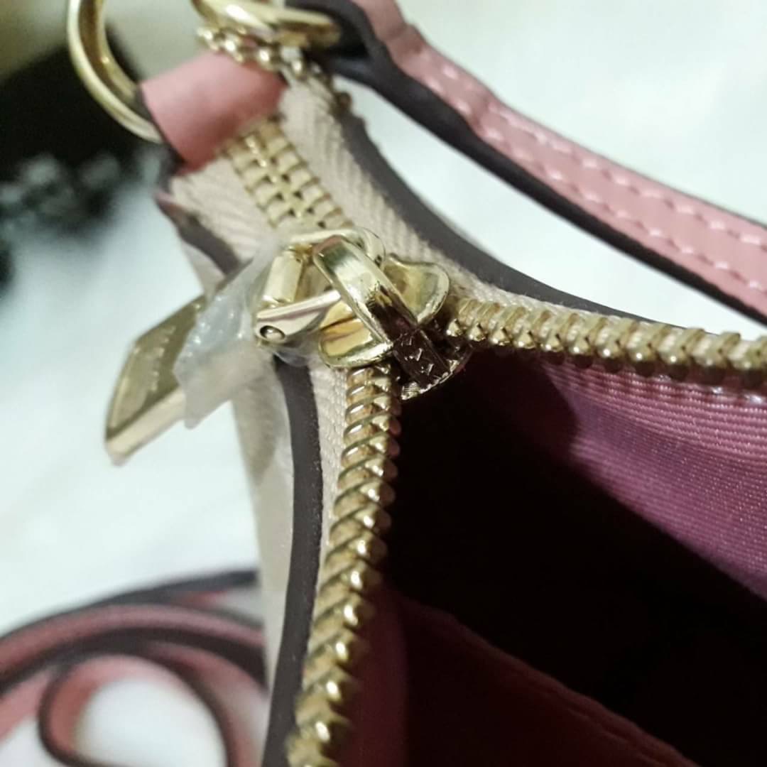 ขายดี Coach Messico Top Handle Pouch In Signature Coated Canvas กระเป๋าหิ้ว/คล้องไหล่/สะพายข้าง ขนาดเหมาะ ดีไซน์สวยน่ารัก ผลิตจากวัสดุคุณภาพดี แข็งแรงทนทานน้ำหนักเบา ภายในบุผ้าสวยงามเรียบร้อย 1 ช่องอเนกประสงค์ ซิปโลหะสีทองสวยงาม สายสะพายถอดและปรับความยาวไ