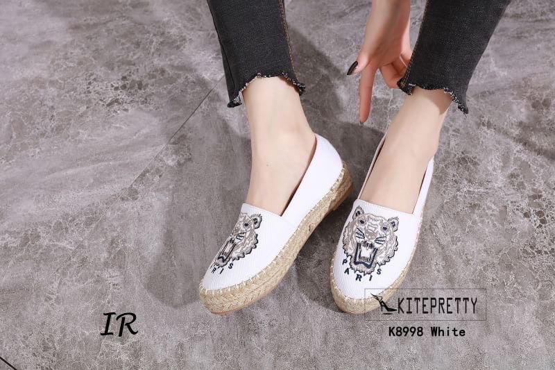 รีพีทแบบขายดี!!! พร้อมส่ง ของขาดไปหลายเดือน มาแล้วนะคะ หายากมาก ผ้าแคนวาสยกพื้นปักหน้าเสืองานสวยเป๊ะ พื้นนวมนิ่ม พื้นหนา 1 นิ้ว แบบสวยไฮโซ ใส่แล้วคุณจะโดดเด่น จนเพื่อนๆอิจฉาแน่นอน!!!