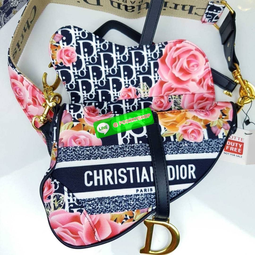 CHRISTIAN DIOR BAG VIP GIFT WITH PURCHASE (GWP) จาก CHRISTIAN DIOR DUTY FREE COUNTER (D4352) กระเป๋าสะพายดีไซน์เก๋ ลุคหรูหรา หรือลุคในวันสบายๆก็เอาอยู่ แมทได้ทุกลุคจริงๆ ดาราเซเล็ปทางฝั่งฮอลลิวู้ดเลิฟกันมากนะไอเทมนี้ จะถือเก๋ๆก็รอด หรือสะพายครอสบอดี้ก็เริ