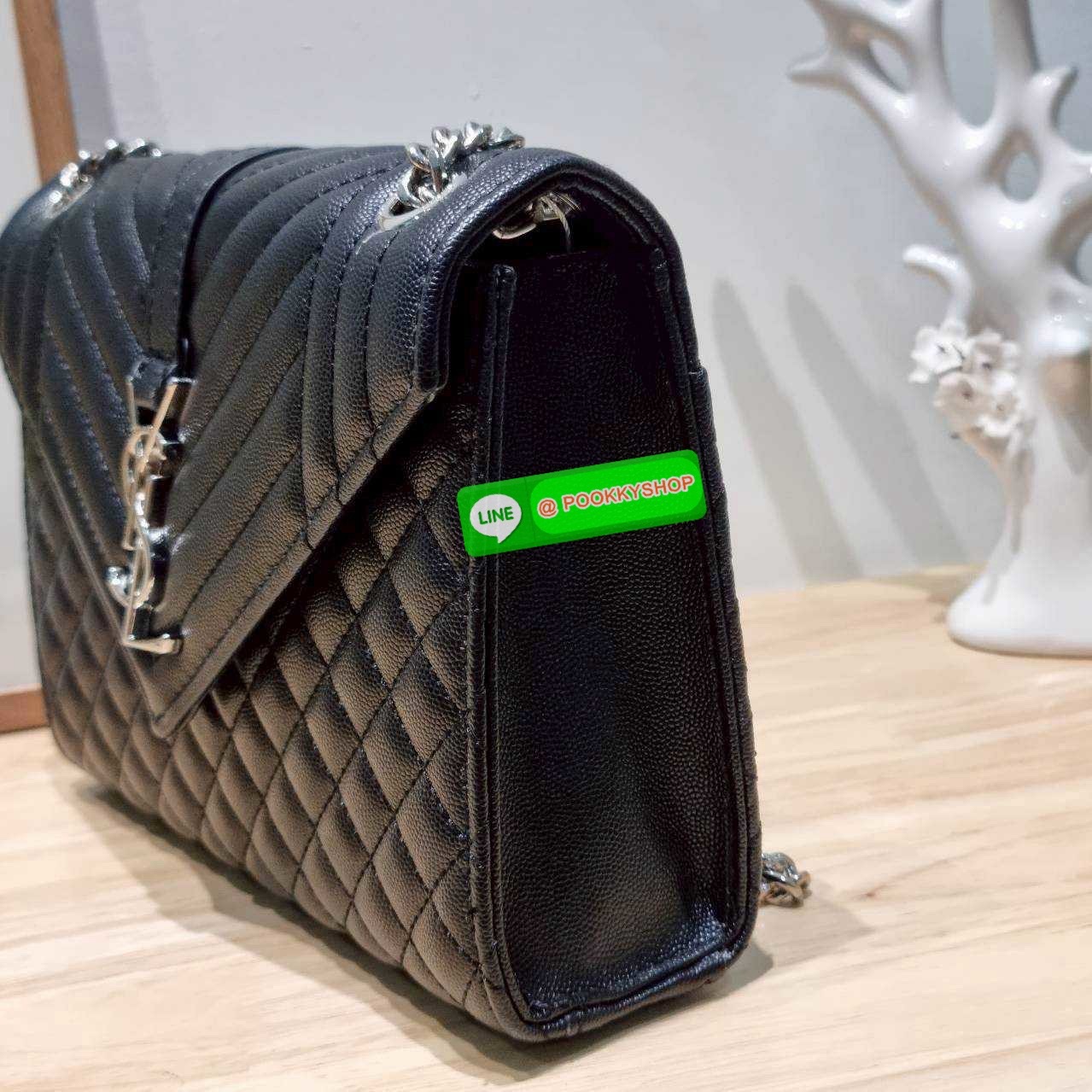 🔆 Model YSL envelope medium shoulder bag กระเป๋าสะพายไหล่สุดฮอต จากเคาน์เตอร์ dutyfree ทรง envelope ดีไซน์เรียบหรู ดูติดแกลมสุดๆ โดดเด่นด้วยโลโก้ด้านหน้า เพิ่มดีเทลความผู้ดี ใช้งานง่ายเพียงแค่เปิด-ปิดด้วยกระดุมแม่เหล็ก ภายในแบ่งสัดส่วนได้ดี มีช่อง