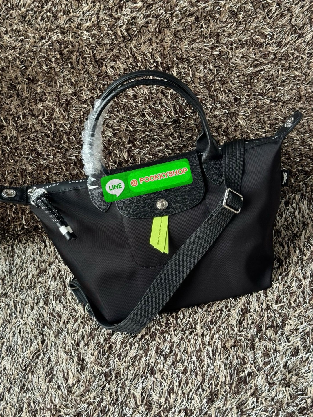 Longchamp LE PLIAGE ENERGY S HANDBAG LE PLIAGE รีไซเคิล ECONYLสไตล์สปอร์ต ทันสมัย และใช้งานได้จริง น้ําหนักเบา กระเป๋าใบนี้เป็นเครื่องประดับที่มีเสน่ห์ในอุดมคติที่จะติดตามคุณในทุกกิจกรรมยามเย็นของคุณ มาพร้อมกับสายสะพายไหล่ปรับได้ สามารถพกพาได้ ทั้งแบบถือแ