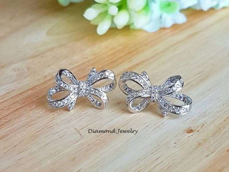 New Arrival !!! เซตต่างหู+สร้อยคอ งานเพชร CZ แท้ค่ะ ดีไซน์โบว์สวยมากกกกกกกกกกกกก เพชรวิ้งวาววับสวยหรู งานรุ่นนี้การันตีความสวย น่ารักเลยนะคะ งานเป็นเพชรฝังMicro setting วิ้งๆสวยแบบนี้ ใส่ออกงานชิคๆหรือใส่ไปเที่ยวชิลๆ ไม่ผิดหวังแน่นอนคะ