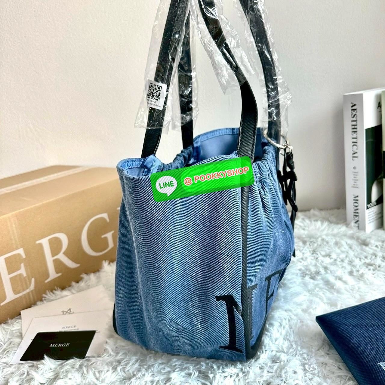 Merg A Day Bag Medium เฉดสีใหม่ 2 สี Smoky Denim กระเป๋ายีนส์ทรงโท้ท ดีไซน์เรียบเท่แต่มีลูกเล่นด้วยเชือกรูด เปิด-ปิดสะดวก ใบใหญ่จุของได้เยอะ มาพร้อมช่องด้านในและตัวล็อกสายคล้องกุญแจเพิ่มความปลอดภัย เหมาะกับสาวสายชิคที่ชอบสไตล์ลำลองแต่ยังดูมีคลาส ขนาดกระเป