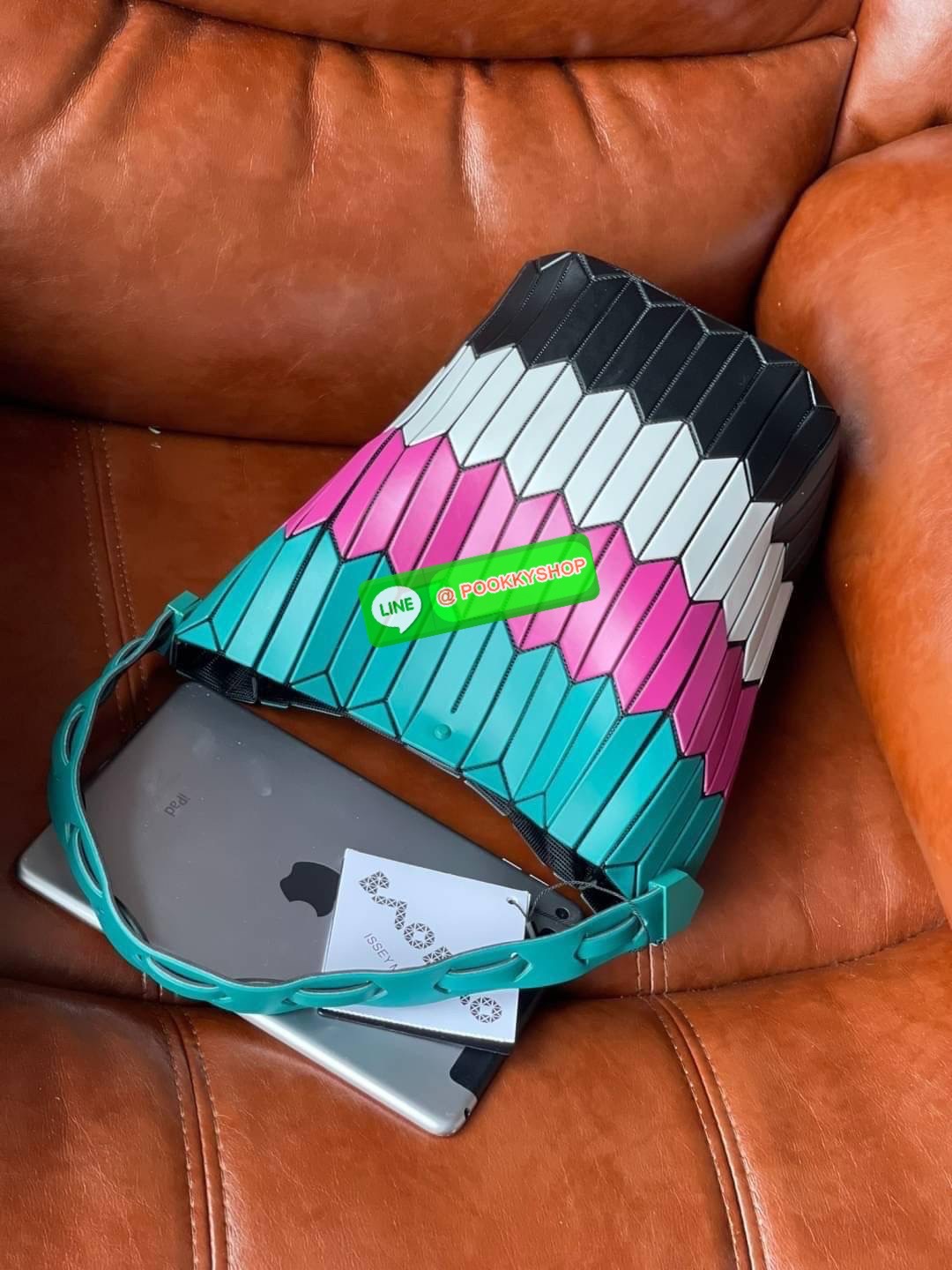 💕Baobao Issey Miyake Large Bucket กระเป๋าบัคเก็ตขนาดใหญ่สามารถใช้ใส่ร่มพับได้หรือขวดน้ำขนาดเล็กได้ ซีรีย์ใหม่นี้มีจุดเด่นที่แผ่นรูปทรงสี่เหลี่ยมด้านขนานในแนวตั้ง เกิดเป็นรูปทรงสามมิติซึ่งแตกต่างไปจากรูปทรงที่เกิดขึ้นจากแผ่นสามเหลี่ยม หูหิ้วสามารถข