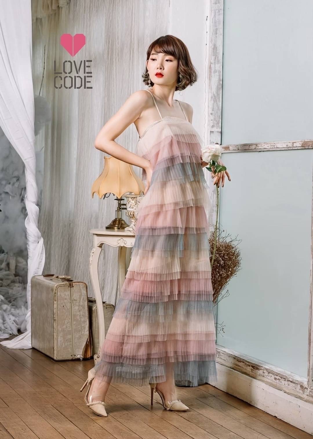 เดรสสายเดี่ยวยาวผ้ามุ้งอัดพลีทเนื้อดีเย็บระบายชั้นสลับสีโทนสีพาสเทล มีซับในสีขาวครึ่งตัว เป็นเดรสใส่เที่ยวคาเฟ่ได้ความสวยหรูสีสันสดใส หรือจะใส่ Mix & Match กับกางเกงยีนนส์ก็ได้ค่ะ