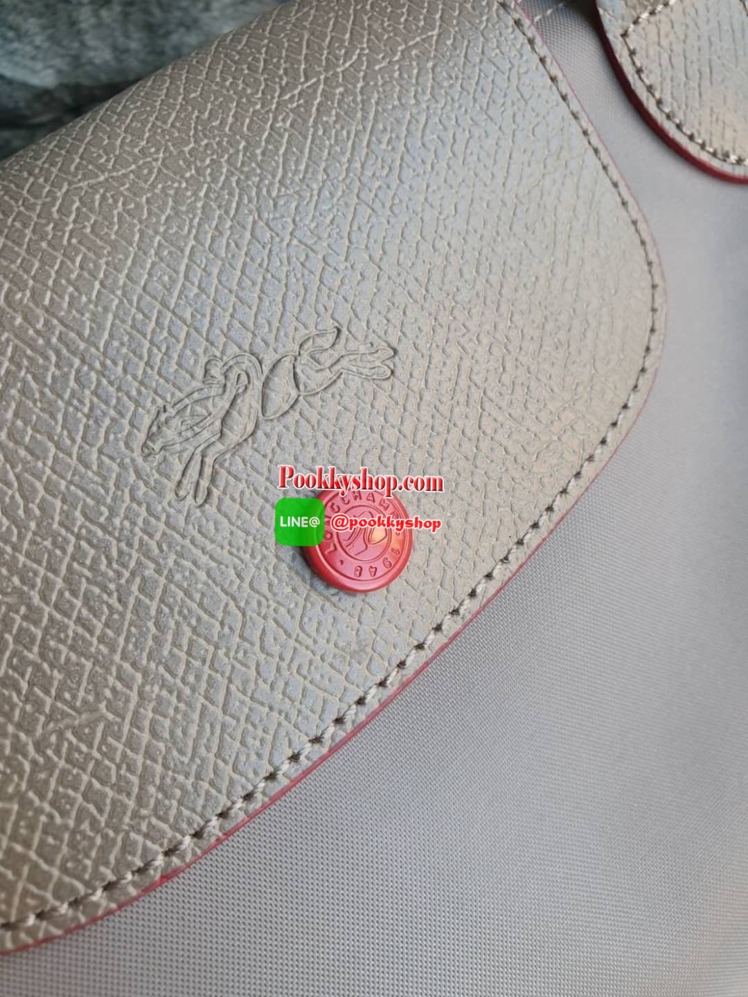 Longchamp Le Pliage Club Tote Bag Size L หูยาว วัสดุเนื้อผ้า Nylon Canvas เคลือบกันนำ้ ตัดด้วยหนังแท้ที่มีน้ำหนักเบา ดีไซน์เรียบง่ายแต่เต็มไปด้วยความคลาสสิก จนเป็นที่ชื่นชอบไปทั่วโลก Longchamp ปรับโฉม LE PLIAGE ด้วยการปักลายรูปม้า-ตราสัญลักษณ์ของแบรนด์บนผ