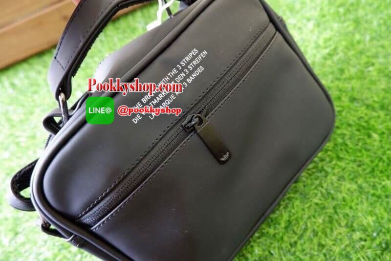 adidas mini airline bag *outlet* กระเป๋าสะพายข้างทรงสปอร์ต ด้านหน้าติดโลโก้แบรนด์ ดีไซน์ลาย 3D ด้านหลังเป็นหนังเรียบ มีช่องซิปสามารถใส่สิ่งของได้ รุ่นนี้เปิดปิดด้วยซิปคู่ ซิปปั๊มแบรนด์ทุกจุด ด้านในเป็นช่องกว้าง มีช่องซิป สายสะพายยาวสามารถปรับระดับได้ สาวก