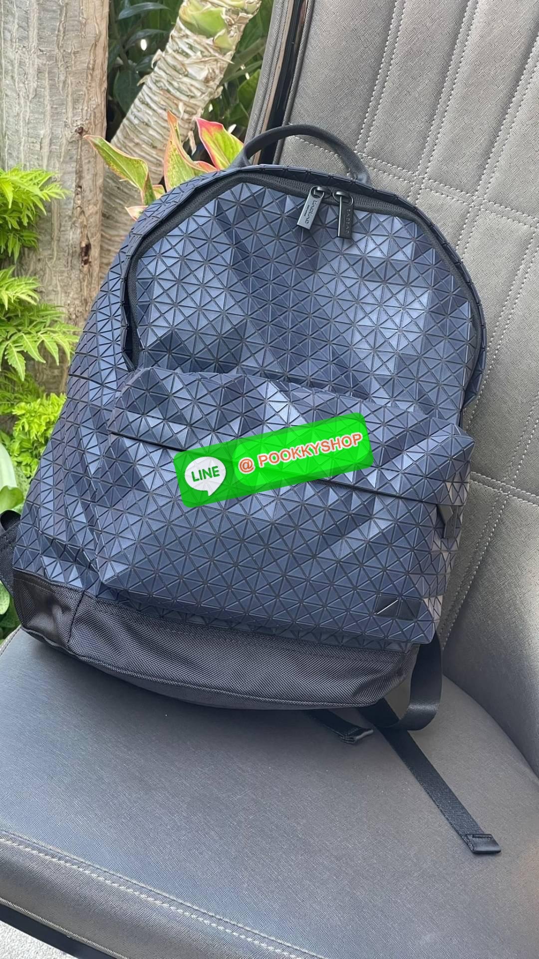 Bao Bao Issey Miyake Daypack geometric backpack กระเป๋าเป้ทรงคลาสสิก รองรับน้ำหนักได้ดี เหมาะกับการเดินทาง เป้สะพายหลังรุ่น Daypack One-Tone Backpack มาในรูปทรงกระเป๋าเป้สุดคลาสสิก โดดเด่นด้วยการออกแบบที่เป็นเอกลักษณ์ วัสดุสามเหลี่ยมขนาดเล็กพิเศษ ได้กลิ่น