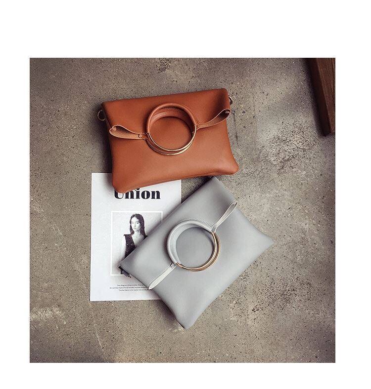 กระเป๋าสะพายข้างสีน้ำตาล กระเป๋าคลัชมือ แต่งห่วงทอง สวย แนว เท่ห์ๆคะ+กระเป๋าเล็ก ไซส์ลูก ด้านใน 2ชิ้น สุดคุ้ม สวยเก๋ มากคะ Size:ยาว29xสูง32xหนา4cm