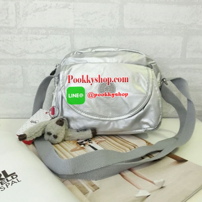 พร้อมส่ง KIPLING mini handbag k15313 กระเป๋าสะพายสุดน่ารัก ด้วยทรงกระเป๋าที่แสนจะน่ารัก มีความโค้งมน ขนาดกำลังดี ใช้งานง่ายๆในทุกวันของคุณ มีช่องด้านหน้าเปิดปิดง่ายด้วยตีนตุ้กแก และช่องอเนกประสงค์ปิดมิดด้วยซิป พร้อมพวงกุญแจน้องลิงอันเป็นเอกลักษณ์ของแบรนด์