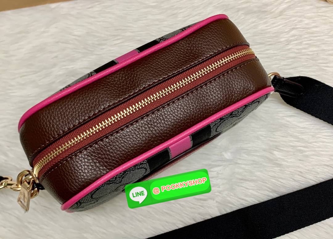 New arrival! 🌈รุ่นใหม่ห้ามพลาดค่ะ! Coach Dempsey Camera Bag In Signature Jacquard With Stripe And Coach Patch ((1912)) พร้อมส่งที่ไทย! กระเป๋าสะพายครอสบอดี้ร์กรือสะพายข้างได้ วัสดุJacquard+หนังแท้ สวยงามมากๆค่ะ ด้านหน้ามีป้ายวงกลมหนังโลโก้แบรนด์ เ