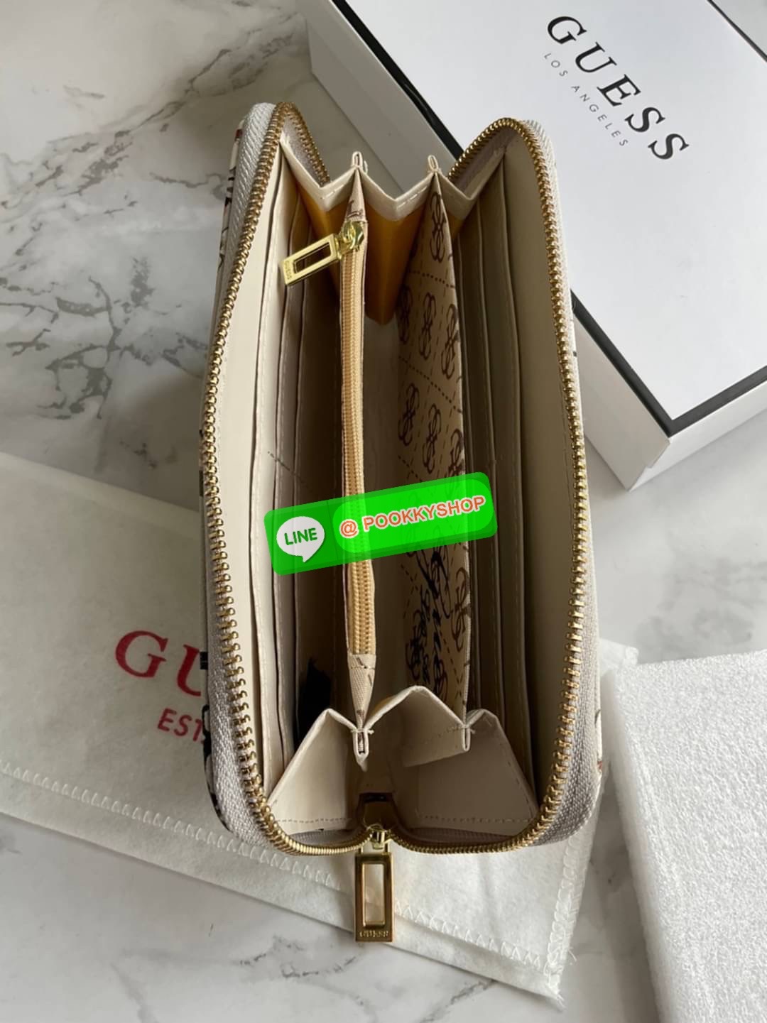 GUESS ABREE PRINTED ZIP-AROUND WALLET กระเป๋าสตางค์ใบยาวหนังซาเฟียโน่พิมพ์ลายดอกสวยหรู ด้านหน้าประดับโลโก้แบรนด์ เปิดปิดด้วยซิป ภายในแบ่งเป็น 3 ช่องหลักใส่ธนบัตรได้ มีช่องซิป 1 ช่อง ช่องใส่บัตร 8 ช่อง และมีช่องด้านหลังใส่บัตรสามารถใสธนบัตรได้อีกด้วย สามาร