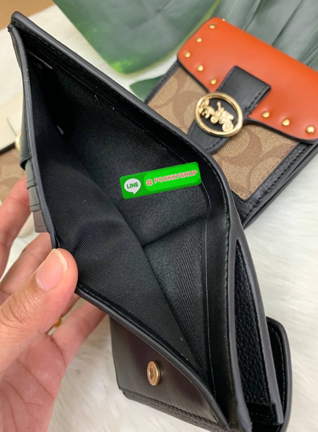COACHGEORGIE SMALL WALLET IN SIGNATURE ((6791//7250) พร้อมส่ง!! กระเป๋าเงินใบสั้น หนังแท้ชั้นดีค่ะ! 🌈ด้านหน้าสวยหรูด้วยอะไหล่โลโก้แบรนด์ พร้อมเป็นช่องกระดุมสำหรับใส่เหรียญและช่องเสียบบัตรหนึ่งช่องนะคะ