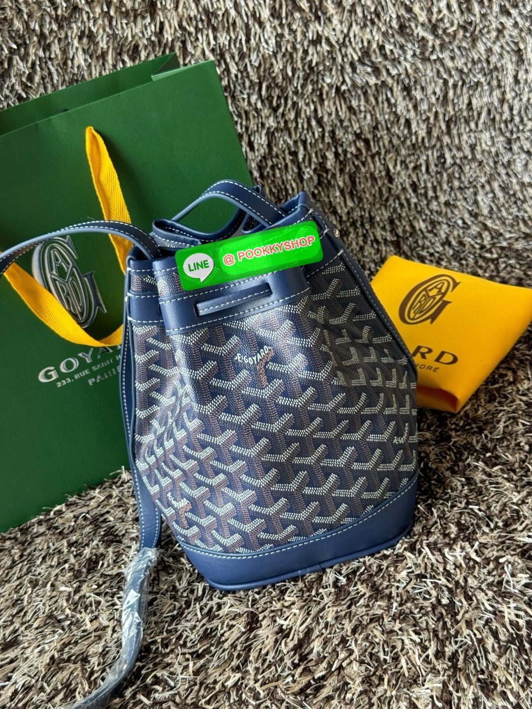 GOYARD PETIT FLOT BUCKET BAG กระเป๋าทรงถังรุ่น Petit Flot เป็น re-issue ของรุ่นดั้งเดิม ด้วยรูปทรงที่ถูกออกแบบมาอย่างสวยงาม ลงตัว เข้ากับทุกการแต่งตัว รวมถึงทันกระแสแฟชั่นทุกยุคทุกสมัย ภายในกว้างจึงสามารถบรรจุสิ่งของได้เยอะจุใจและเก็บของต่าง ๆ ได้อย่างปลอ