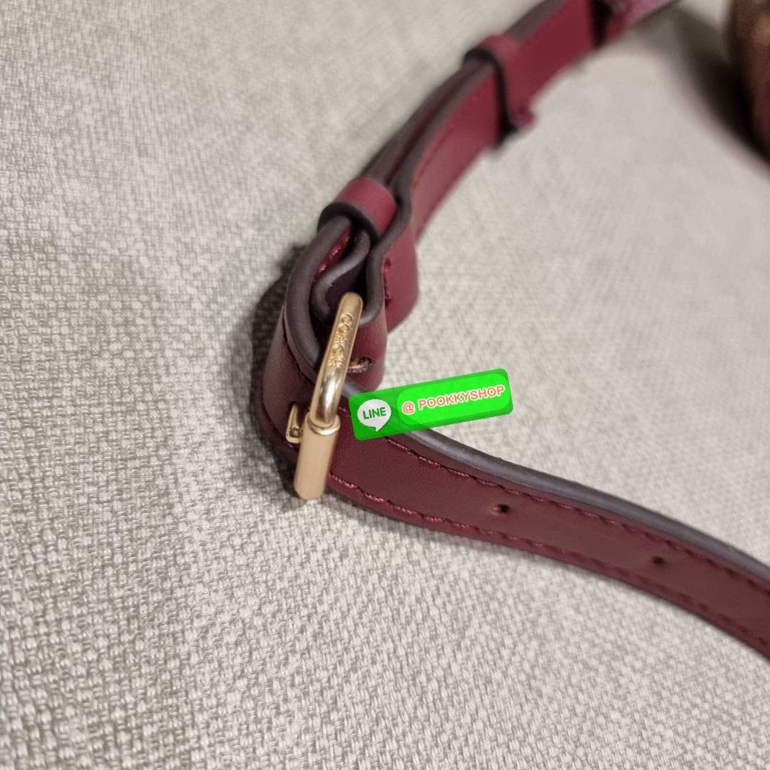 COACH CA719 MINI JAMIE CAMERA BAG IN SIGNATURE CANVAS WITH WILDFLOWER PRINT กระเป๋าสะพายข้าง สวยอยู่ทรง รอบนี้มาในไซน์มินิ ขนาดกำลังดี ดีไซน์น่ารักน่าใช้ ด้วยลายพริ้นท์คละรอบใบ วัสดุหนังแคนวาสเคลือบลาย เปิด-ปิดด้วยซิป ใช้งานสะดวก ภายในเป็นช่องโล่ง พกพาของ