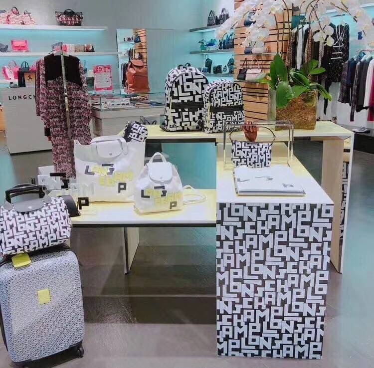 LONGCHAMP LE PLIAGE LGP BACKPACK รายละเอียด • วัสดุ: ผ้าใบ • อะไหล่: นิกเกิล • ตัวกระเป๋า: ผ้าใบโพลีอะไมด์เคลือบด้านใน • ตกแต่ง: หนังวัว รายละเอียดภายนอก • การปิด: ด้วยซิป • สายสะพาย: เลื่อนปรับระดับได้ • ช่อง: 1 ช่องซิป ภายใน • ช่องใส่ของ: 1 ช่อง ช่องด้า