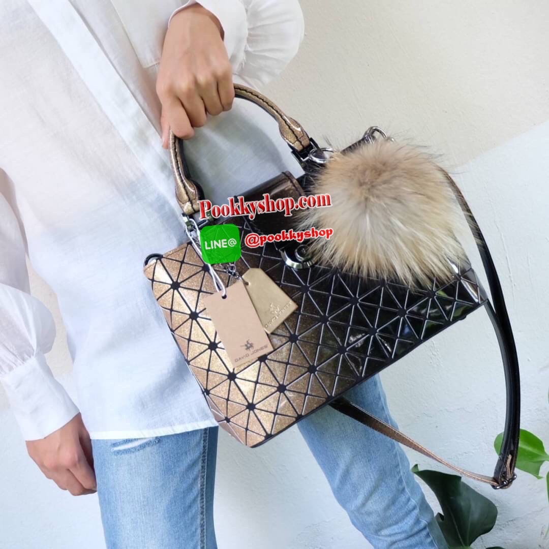 รุ่นขายดีทรงสวย หายากมาเพิ่มแล้วค่ะ!! Mix shade colors !! Tone Black xPeach Limited พิเศษที่ สวยไม่ซ้ำใคร แถมยังลาย หายาก ทรง Handbag น่ารักมาก ค่า ( เนื่องจากสีเฟด ดังนั้นแต่ละใบลายสีอาจจะมีความแตกต่างกัน ) แต่ยังคงสวย แน่นอนค่า ฟรี พวงกุญแจปอมๆ มูลค่า 4