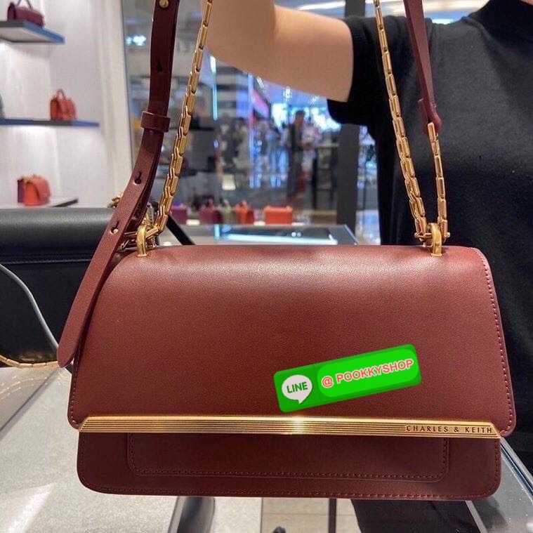 Charles & Keith Metallic Accent Evening Clutch กระเป๋าสะพายวางอยู่ทรงสวย สายโซ่ดีไซน์เก๋มากๆ สามารถสะพายแบบสายคู่/สายเดี่ยวแบบcrossbody ได้ เปิดปิดแบบตัวล็อกด้านหน้า เปิดมาจะมีช่องเล็กใส่บัตร/เหรียญได้ ช่องใหญ่ด้านในมีช่องซิปเล็ก 1 ช่อง ช่องใส่การ์ด 3 ช่อ