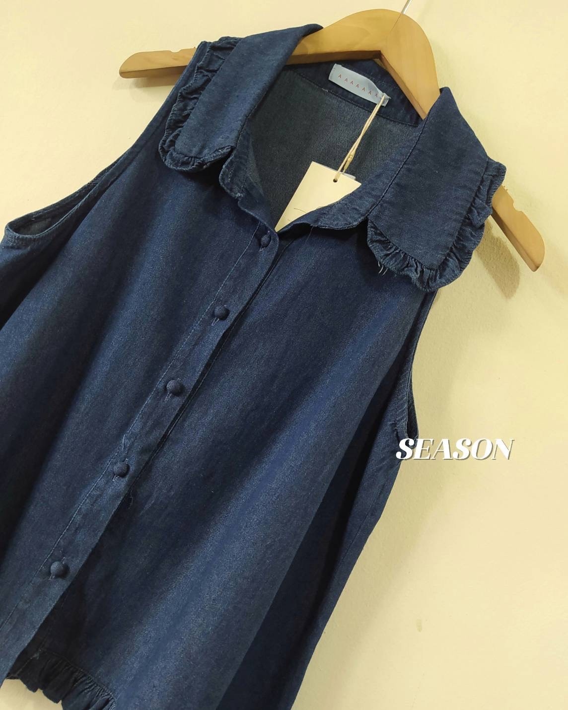 เสื้อแฟชั่น เสื้อแขนกุด ผ้ายีนส์ แพทเทิร์นน่ารักมาก แต่งกระดุมปั๊ม