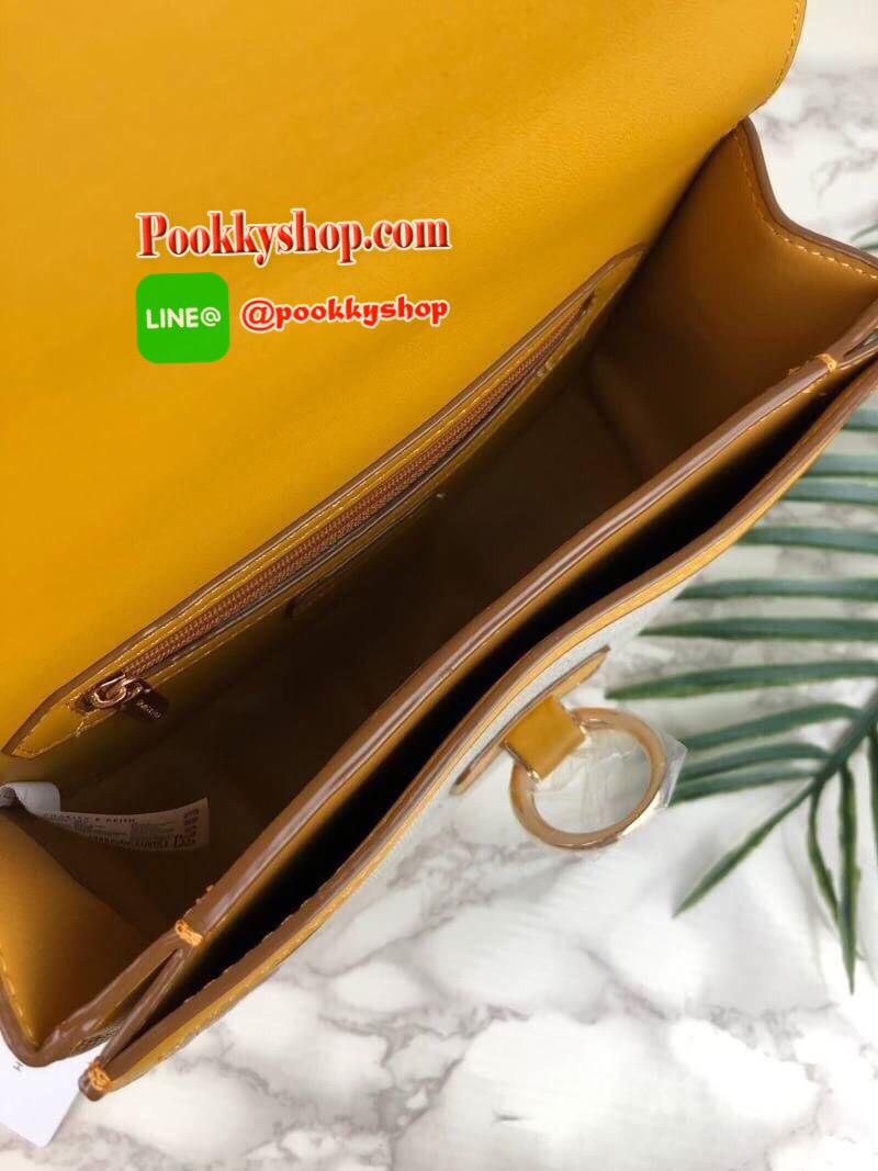 New arrival! 2019 CHARLES & KEITH RING BUCKLE SADDLE CROSSBODY BAG รุ่ยใหม่ชนช็อป!!! กระเป๋าสะพายข้าง/ครอสบอดี้อยู่ทรง วัสดุหนังตัดผ้าด้สนหน้า ด้านหลังมีช่องใส่ของได้เล็กน้อย เปิดปิดด้วยตัวล็อกดันขึ้น ด้านในเป็น 2 ช่องใหญ่ ใส่ของได้พอสมควรค่ะ เช่น iPhone