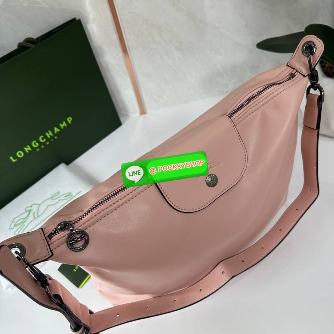 LONGCHAM LE PLIAGE XTRA Hobo bag M กระเป๋าสะพายไหล่ HOBO ออกแบบเพื่อให้ดูเรียบหรูหรา มีความสง่า รูปทรงเก๋ไก๋ วัสดุหนังแกะนิ่มมือ สายสะพายไหล่ปรับระดับได้และถอดออกถือได้ เปิด- ปิด ด้วย ซิป ภายใน ช่องโล่งกว้าง มีช่องซิปแยก ใบใหญ่สามารถใส่ของได้เยอะคะ