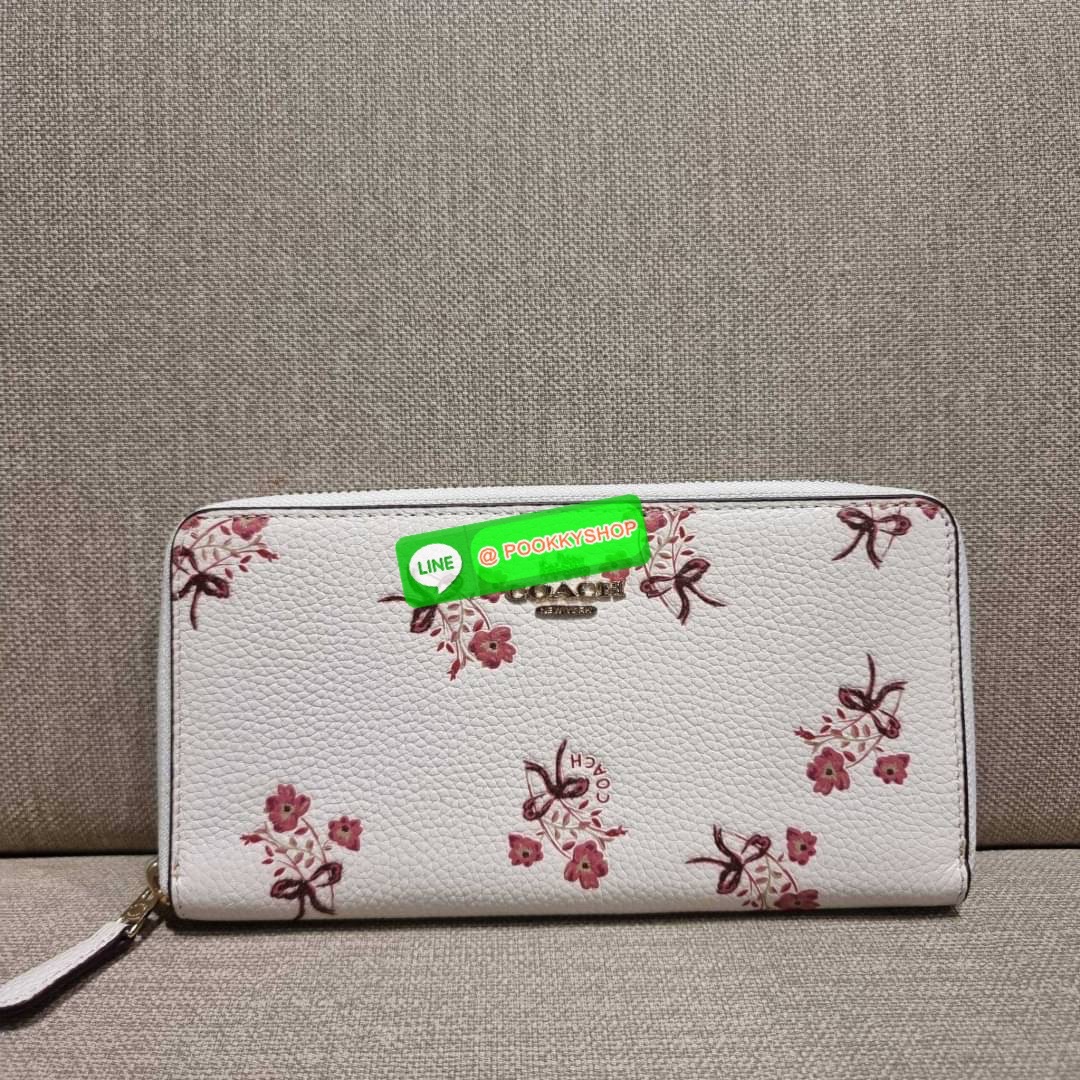 COACH 28444 ACCORDION ZIP WALLET WITH FLORAL BOW PRINT กระเป๋าสตางค์ใบยาว ลวดลายดอกไม้สุดฮิต คอลเลคชั่นที่ขายดีขายได้ตลอดกาล วัสดุหนัง pepble สวยคม เปิด-ปิดด้วยซิปรอบ รูดใช้งานง่าย ใส่มือถือได้ ใส่บัตร ใส่ธนบัตรได้สบายๆ สวยเกินราคาแบบนี้ สาวๆห้ามพลาดน้า!!