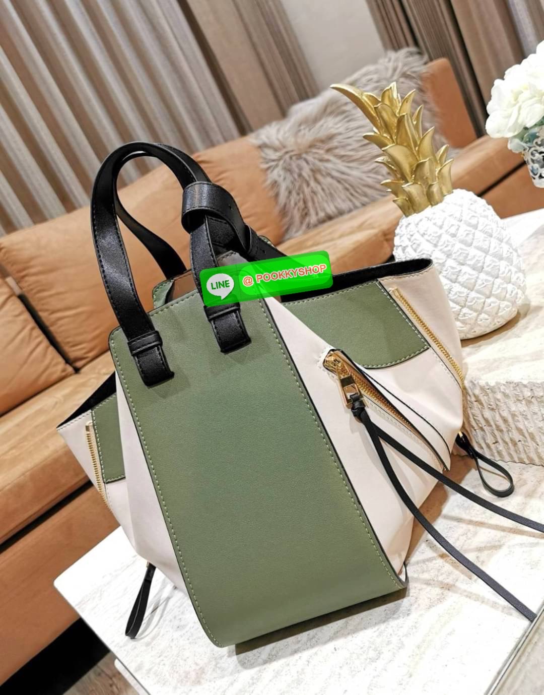 ✴️NEW ARRIVAL!✴️LOEWE HANDLE & SHOULDER BAG GIFT WITH PURCHASE GWP พรีเมี่ยมกิ๊ฟ Limited จาก LOEWE PERFUME DUTYFREE รุ่น Rare items สุดๆวัสดุหนังแท้ Calfskin หนังสวยดีไซน์มีเอกลักษณ์ ใบใหญ่กำลังดี น้ำหนักเบา สามารถปรับได้หลายทรงไม่จำเจ ด้านข