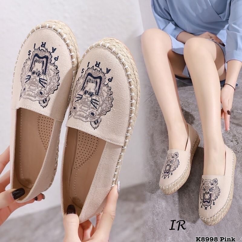 รีพีทแบบขายดี!!! พร้อมส่ง ของขาดไปหลายเดือน มาแล้วนะคะ หายากมาก ผ้าแคนวาสยกพื้นปักหน้าเสืองานสวยเป๊ะ พื้นนวมนิ่ม พื้นหนา 1 นิ้ว แบบสวยไฮโซ ใส่แล้วคุณจะโดดเด่น จนเพื่อนๆอิจฉาแน่นอน!!!