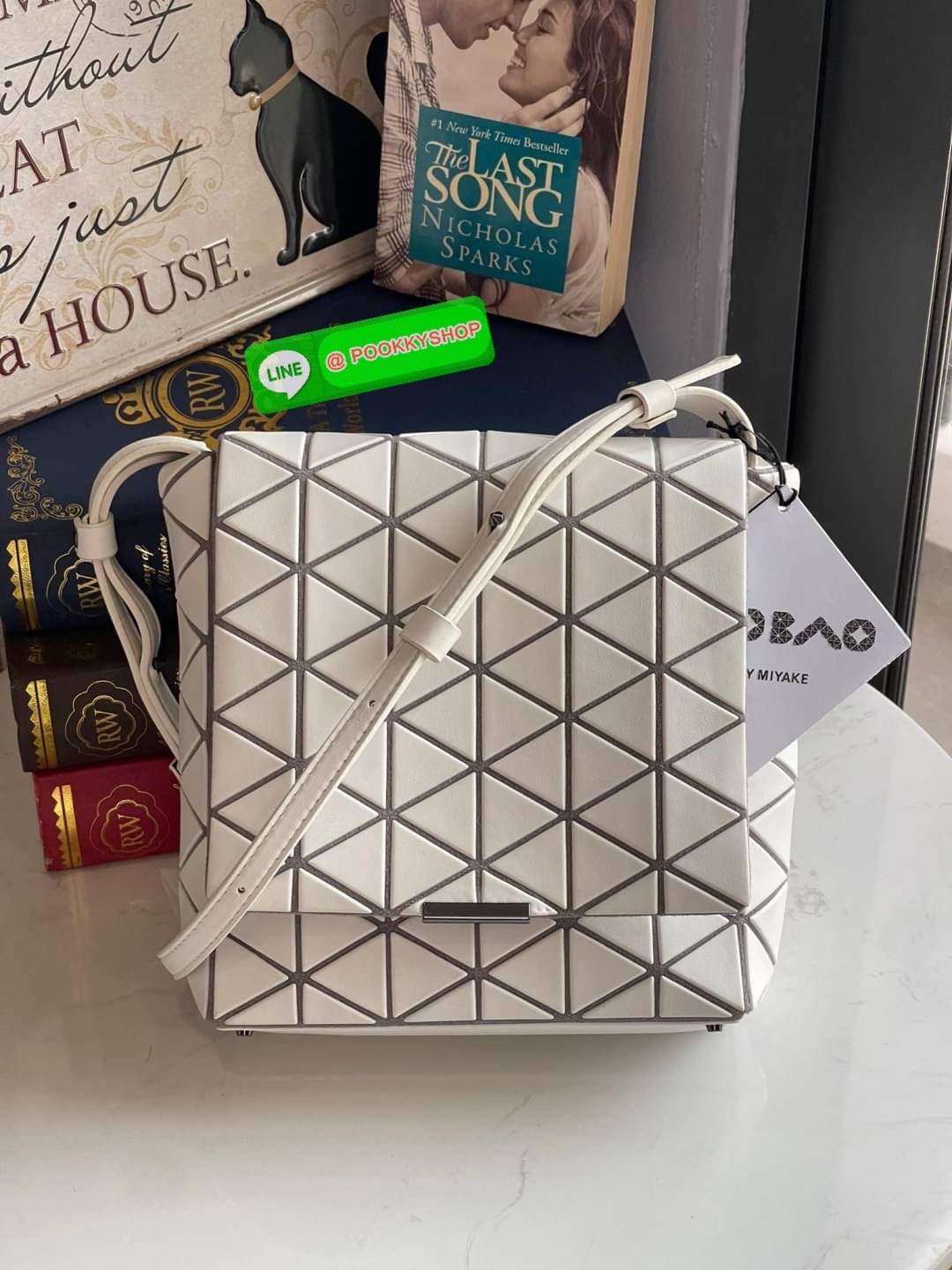 💕Baobao Issey Miyake Off-White Flap Messenger Bag(Large) สำหรับใครที่ต้องการใช้งานแบบเน้นการเคลื่อนไหวที่คล่องตัว แนะนำรุ่นนี้เลยคะ มาพร้อมแผ่นรูปทรงสามเหลี่ยมอันโดดเด่นแฝงไปด้วยความทันสมัยบ่งบอกถึงความเป็นเอกลักษณ์ของแบรนด์ได้เป็นอย่างดี ซึ่งสายส
