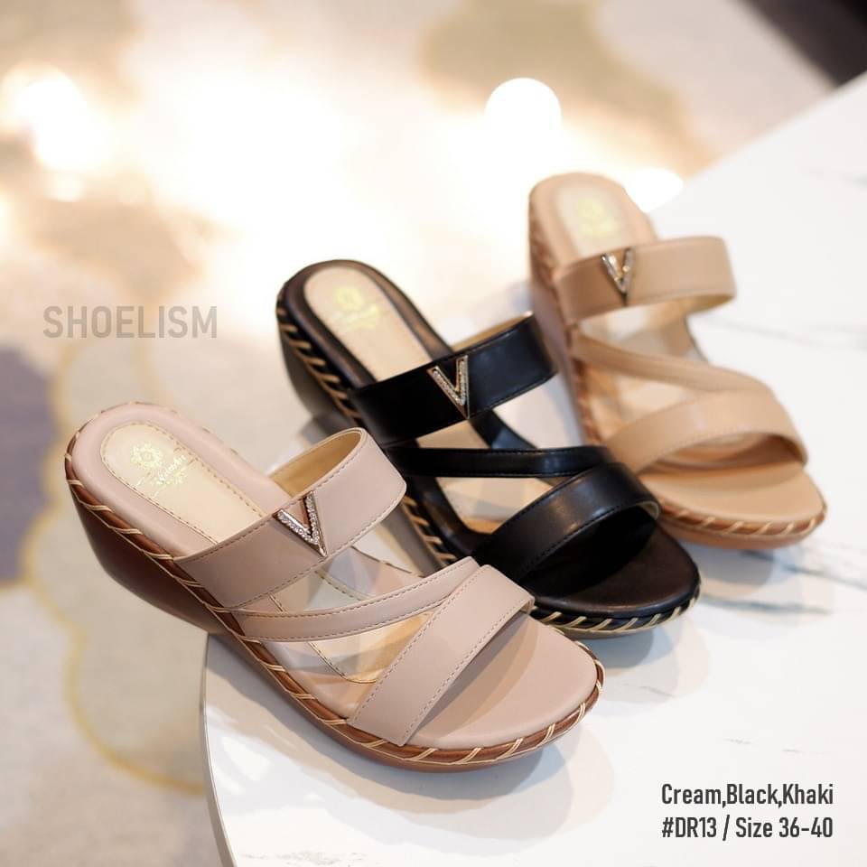 เข้าใหม่เลยจ้ารุ่นนี้ รองเท้าเตารีดแบบสวม ดีไซน์คาดหน้า พร้องแต่งอะไล่สุดหรู รองรับน้ำหนักได้ดี เบาสบายเท้า งานจริงสวยเป๊ะทุกมุม แบบแนะนำจ้า