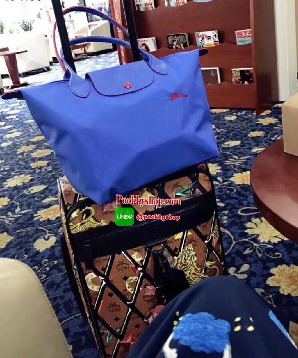Longchamp Le Pliage Club Tote Bag Size L หูยาว วัสดุเนื้อผ้า Nylon Canvas เคลือบกันนำ้ ตัดด้วยหนังแท้ที่มีน้ำหนักเบา ดีไซน์เรียบง่ายแต่เต็มไปด้วยความคลาสสิก จนเป็นที่ชื่นชอบไปทั่วโลก Longchamp ปรับโฉม LE PLIAGE ด้วยการปักลายรูปม้า-ตราสัญลักษณ์ของแบรนด์บนผ