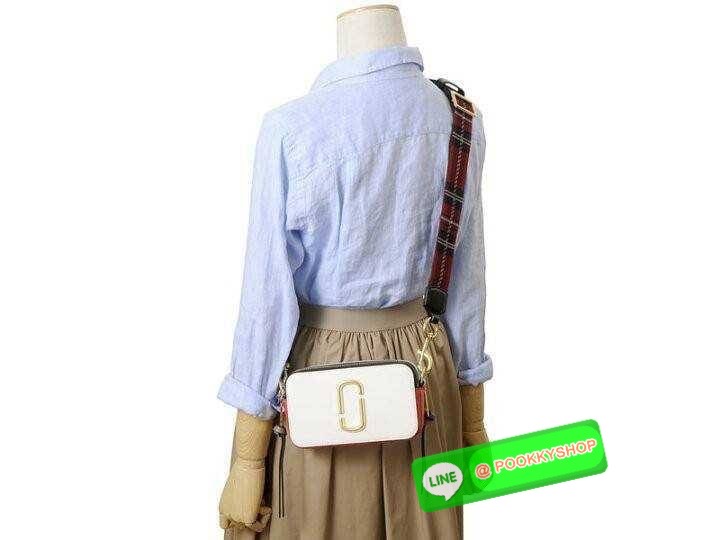 MARC JACOBS THE SNAPSHOT CAMERA BAG ไอเท็มยอดฮิตที่โดดเด่นเป็นเอกลักษณ์ กับกระเป๋าสะพายข้างสุดปัง เรียกได้ว่าไม่ซ้ำใคร!! วัสดุหนังวัว สวยอยู่ทรง เปิด-ปิดกระเป๋าด้วยซิป มีซิปหลัก 2 ช่อง แบ่งสัดส่วนไว้ดีมาก มาพร้อมสายสะพายสปอร์ตเส้นใหญ่ ที่ออกแบบโทนสีมาให้เ