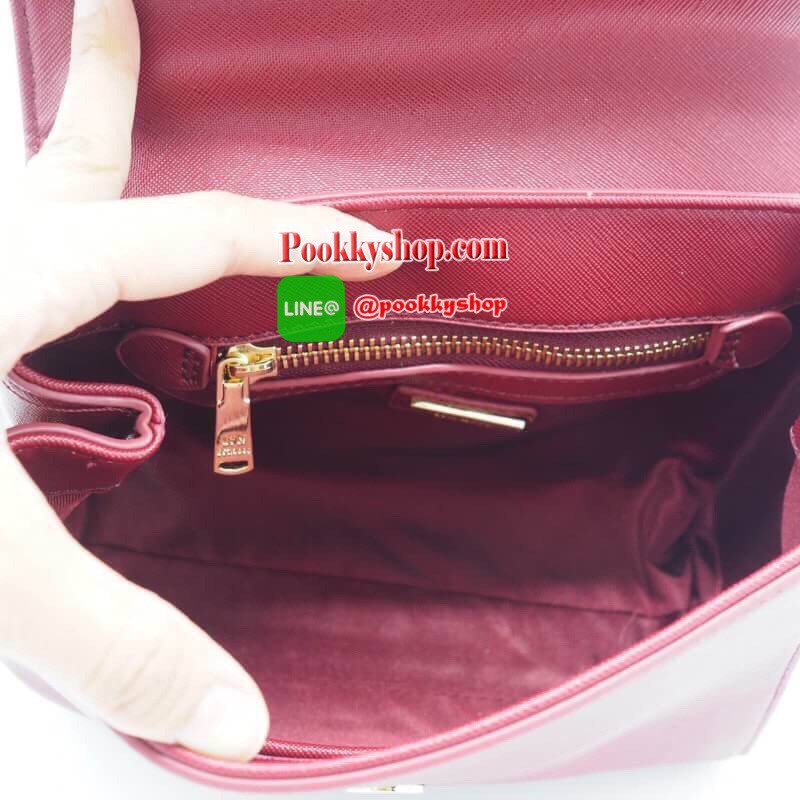 LYN MAXINE XS BAG กระเป๋าถือทรงสวย อยู่ทรงแข็ง ฝากระเป๋าเปิด-ปิดด้วยกระดุมแม่เหล็ก อะไหล่ปั๊มโลโกแบรนด์ ภายในมี 1 ช่องโล่ง ช่องเล็ก 1 ช่องและช่องซิปเล็ก มีหูหิ้วคล้องแขนสะดวก มาพร้อมสายยาวปรับได้ ถอดได้ ใส่ipad mini ได้ จุของได้เยอะ สะพายไปเรียน ทำงาน ดูด