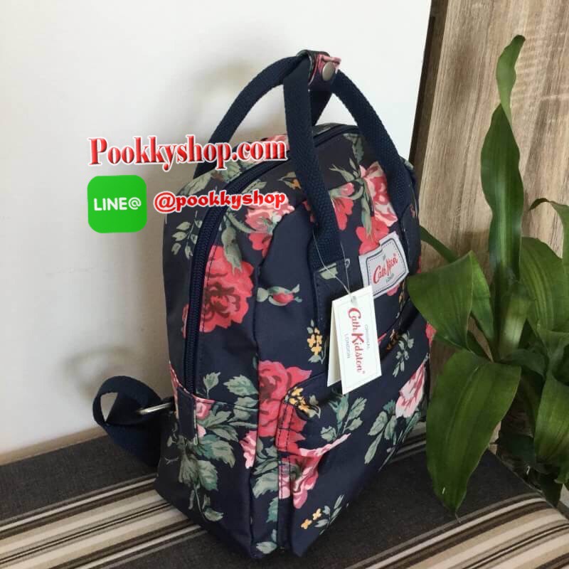 cath kidston Mini Backpack Bag กระเป๋าสะพายเป้รุ่นมินิ แบรนด์ดังสไตล์วินเทจสุดฮิต วัสดุ Canvas เคลือบกันน้ำสามารถเช็ดทำความสะอาดได้ เปิดปิดด้วยซิปสะดวกใช้ ด้านหน้าประดับโลโก้ cath Kidston พร้อมช่องซิปด้านนอกใส่กระเป๋าสตางค์ มือถือได้ ด้านในมีช่องซิป สามาร