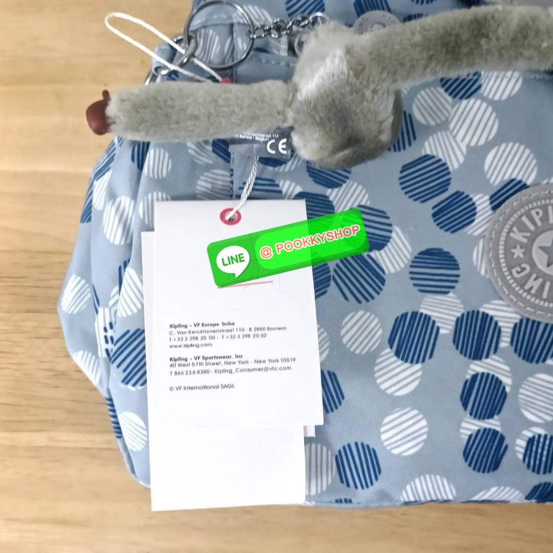 KIPLING ELISE HANDBAG กระเป๋าถือและสะพายไหล่ วัสดุ Nylon +Polyester ขนาดกำลังพอดี จุของได้มาก มีหูจับสองสาย ถือสะดวก น้ำหนักเบา มีช่องซิป ด้านหน้า ช่อง กระเป๋าหลักเปิด-ปิดด้วยซิป มี3 ช่องว่างใส่ของได้จุมากๆ ใส่มือถือได้ กระเป๋าสตางค์ใบยาว และ เครื่องสำอาง