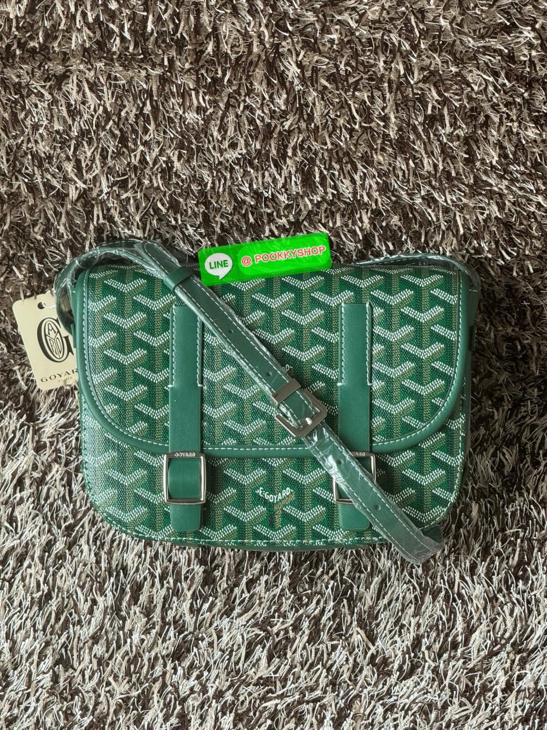 Goyard Belvedere Messenger ถูกออกแบบให้มีน้ำหนักเบาเพื่อความคล่องตัวสามารถใส่สิ่งของ ได้อย่างสบายและถือได้ว่าเหมาะอย่างยิ่ง สำหรับการใส่หลากหลายโอกาสด้วยสายสะพายแบบสะพายข้าง และฝาปิดกระเป๋าทั้งสองฝั่งที่แน่นหนา และยังมีการเพิ่มลูกเล่นด้วย ช่องใส่ของทางด้า
