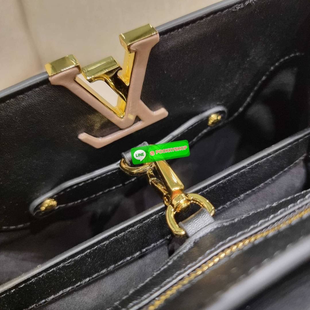 NEW IN!! LV capucines top handle วีไอพีพรีเมี่ยมกิ๊ฟจากเคาน์เตอร์ ที่สุดของความสวยในราคาเบาๆ กระเป๋าถือสุดหรู ดีไซน์ทรงคลาสสิค พร้อมลวดลายหรูหรา มาพร้อมหูจับในตัว ด้วยรูปทรงวินเทจและวัสดุหนังแท้ ขับผิว ทำให้ไอเท็มนี้สะกดทุกสายตาจริงๆ และยังมีลูกเล่นที่ฝาป