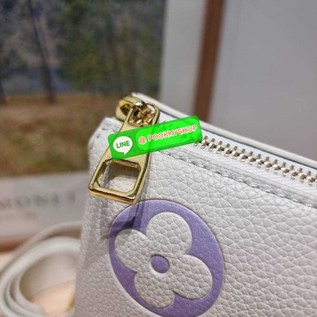 LV coussin pm bag 🔆 Details กระเป๋าสะพายกึ่งคลัชท์ สุดล้ำ ดีไซน์ใหม่ สีลิมิเต็ด ล่าสุดจากเคาน์เตอร์ duty free มาแรงมาก ด้วยความสวยปังตั้งแต่แรกเห็น มาพร้อมสาย 2 เส้น สวยลัคชูแบบสับๆ มีสายโซ่ที่มีดีเทลละเอียดไม่ซ้ำ และสายสปอร์ตครอสบอดี้ ที่จะคล้องไ