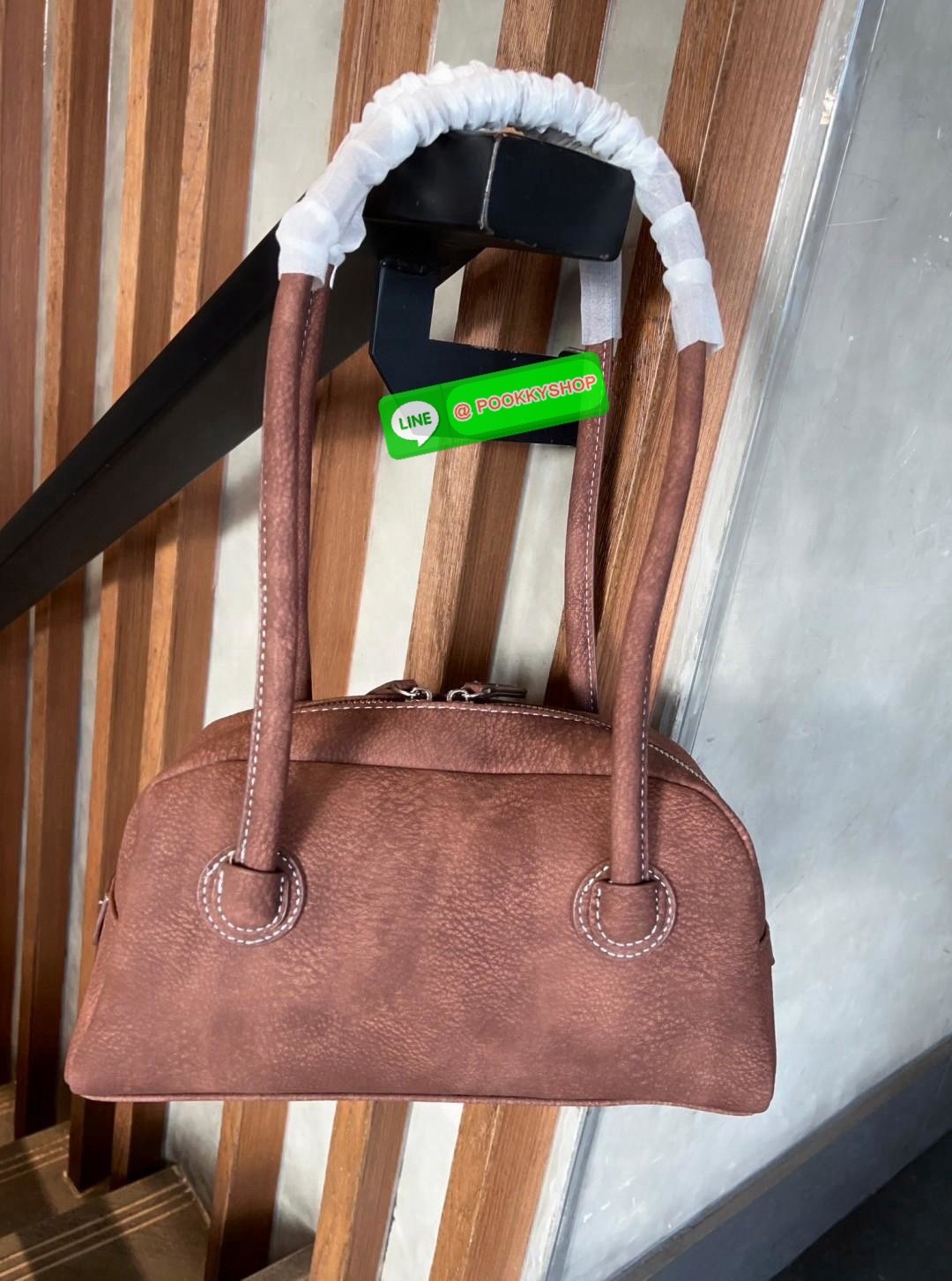 Chio’2nd Suede leather handbag//shoulder bag 💼 💋พร้อมตุ๊กตาหมีแบรนด์ตามรูปหนึ่งตัวค่ะ! 🔖พร้อมส่ง! น้องมากับความน่ารักและเบาเงินในกระเป๋าอีกเช่นเคย ✔️รุ่นนี้ใช้หนังกลับอย่างดีกึ่งกำมะหยี่ ลายหนังสวยมากๆ มีความนิ่มและเบาค่ะ &#