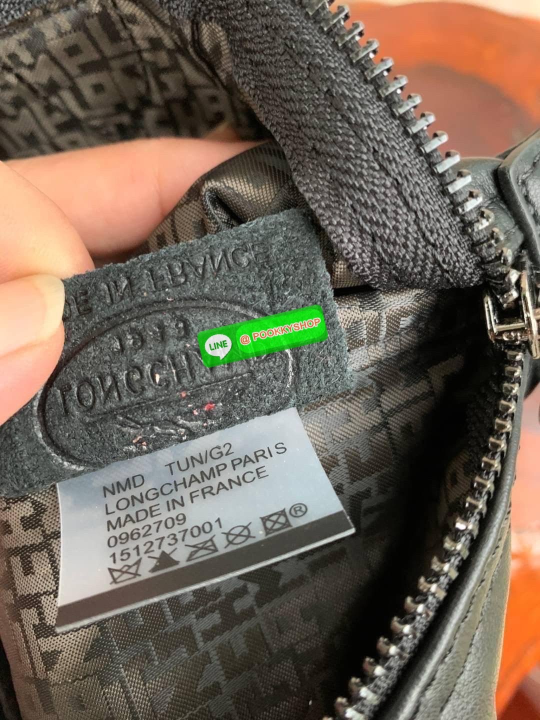 Longchamp LE PLIAGE CUIR TOP HANDLE BAG S เรียกว่าเป็นกระเป๋าอีกหนึ่งรุ่นที่ไม่ว่ายังไงก็ฮอตฮิตและติดเทรนด์ตลอดไม่เคยเปลี่ยนกับ ทรง Le Pliage Cuir หนึ่งในตระกูลกระเป๋าสุดไอคอนิกจากแบรนด์ เมื่อรุ่น Le Pliage Cuir ในรูปแบบของหนังแกะ Metis ได้ถือกำเนิดขึ้นใน