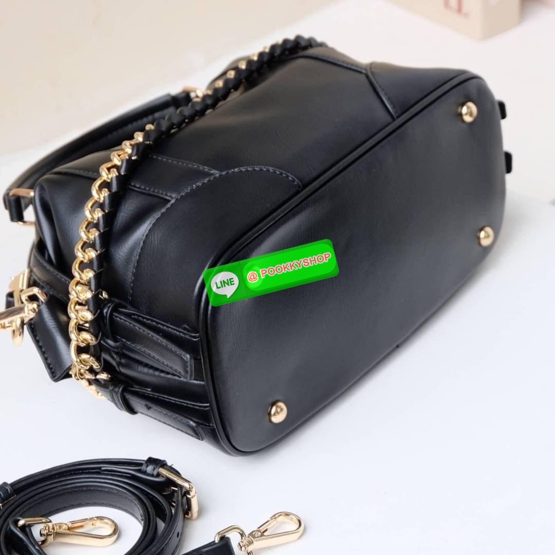 รุ่นขายดีเข้าเพิ่มนะคะ KEEP รุ่น ‘ Ella ‘ bag ทรง Pillow ( ทรงหมอน ) ที่สาวๆ ถามหา กลับมาแล้วค่า พร้อมฟังก์ชันจัดเต็มเหมือนเดิม ใบนี้ size M ใส่ กระเป๋าสตางค์ยาวได้ ใส่ไอแพดได้ ใครต้องการกระเป๋าที่ใช้ได้ทุกวัน ใส่ของครบ แอดมินแนะนำใบนี้เลยค่า สวย คุ้มแน่น