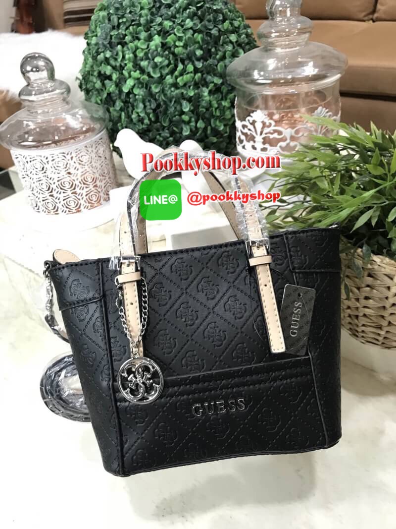 NEW ARRIVAL! GUESS DELANEY CROSS BODY BAG กระเป๋าถือหรือสะพายรุ่นที่ฮิตและขายดีที่สุดจาก GUESS FACTORY คอลเลคชั่นใหม่วัสดุหนังเรียบปั้มลาย GUESS Signature รอบใบสวยหรูอยู่ทรง ขนาดกำลังดี น้ำหนักเบา ด้านหน้าประดับโลโก้พร้อมพวงกุญแจโลโก้แบรนด์ห้อยที่หูหิ้วถอ