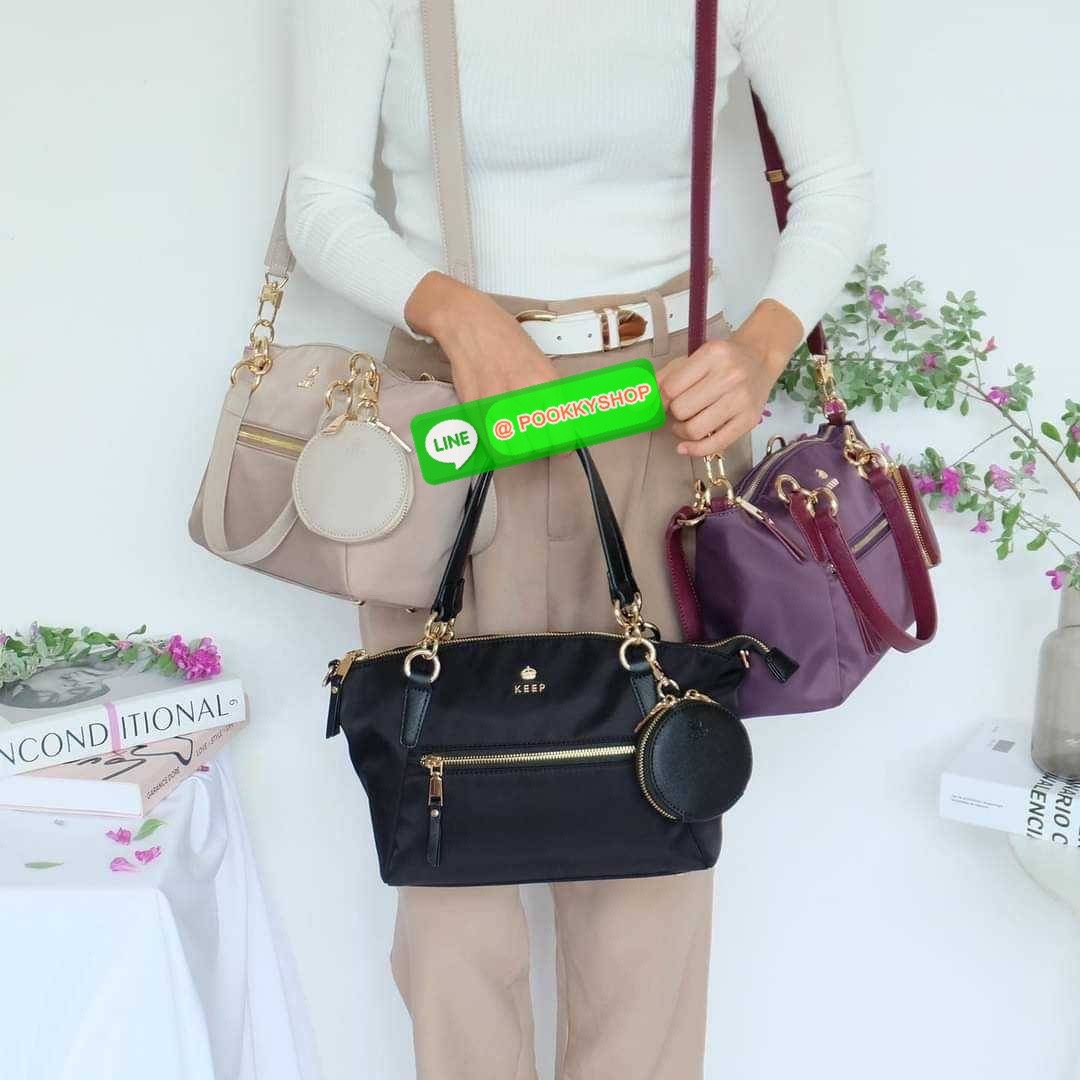 รุ่น KANNY with zipper รุ่นนี้พัฒนาต่อยอดมาจากรุ่น KANNY คอลเลคชั่นเดิมที่เป็นหนึ่งรุ่นที่ขายดีของทางแบรนด์เพราะเป็นกระเป๋าที่ฟังชั่นตอบโจทย์การใช้งานมากที่สุด 📍ตัวกระเป๋าน้ำหนักเบามาก 📍ทำจากไนล่อนนาโนกันน้ำ 📍ทำช่องแบ่งเก็บด้านใน ใ