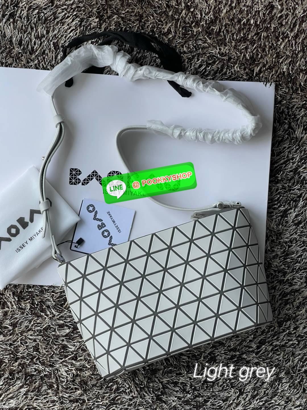 💕 BAO BAO ISSEY MIYAKE Crystal Shoulder Bag งานดีไซน์ที่ดูเรียบง่ายทั้งรูปแบบการใช้งาน มีช่องเปิดปิดแบบซิปเพื่อให้คุณพกพาของมีค่าได้อย่างสบายใจป้องกันสิ่งของตกหล่น ทั้งตัวเพลตสามเหลี่ยมและสายกระเป๋าหนัง สวยแบบคูลๆ ทั้งยังดูแลรักษาง่าย น้ำหนักเบา เ