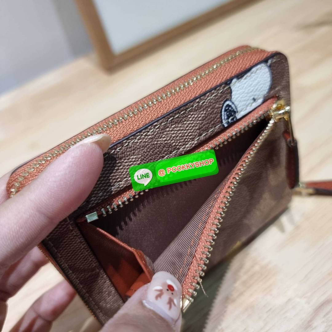 COACH CE708 COACH × PEANUTS SMALL ZIP AROUND WALLET IN SIGNATURE CANVAS WITH SNOOPY PRESENTS PRINT น้องใหม่เกินเบอร์กว่าเดิม กับกระเป๋าสตางค์ใบสั้น คอลใหม่จากเหล่าการ์ตูนสุดรัก ขนาดพกพาสะดวก ฟังก์ชั่นการใช้งานหลากหลาย ไม่ว่าจะช่องใส่บัตร ช่องใส่ธนบัตรที่ส