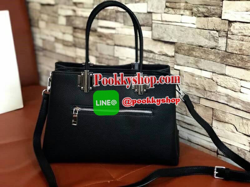 งานพรีเมี่ยมกิ้ฟ จากเคาเตอร์ต่างประเทศค่ะ รุ่น Limited edition ค่า ได้ กระเป๋าอเนกประสงค์ ทรงสวยจากแบรนด์ PRADA มาค่า เป็น กระเป๋าหนังลายลิ้นจี่ ใบนี้มีสายยาวให้ค่ะ เลิศมาก สะพายเป็น shoulder bag หรือ ถือได้ค่ะ ขนาดใบใหญ่ค่ะ ใช้แล้วสวยมากๆ อะไหล่silver ซิ